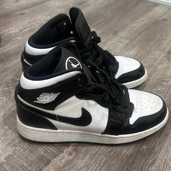 black and white carbon fiber jordan 1